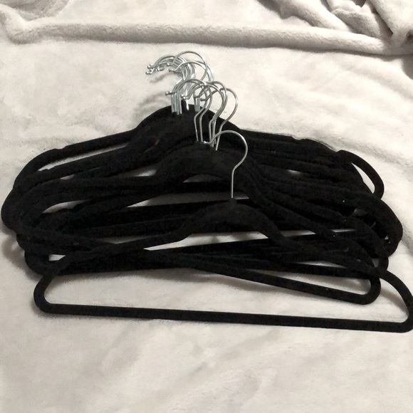 Set of 30 Velvet Flocked Hangers - Picture 2 of 5